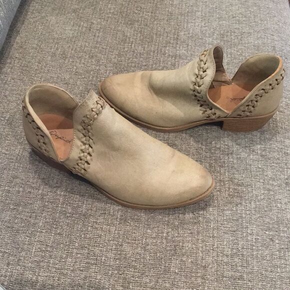 Qupid • Woven V Cut Ankle Booties Taupe 7.5 - Picture 2 of 3